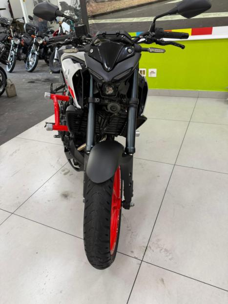 YAMAHA MT-03 300 , Foto 8