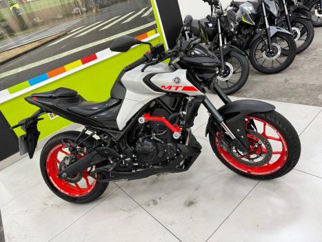YAMAHA MT-03 300 , Foto 9