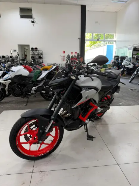 YAMAHA MT-03 300 , Foto 14