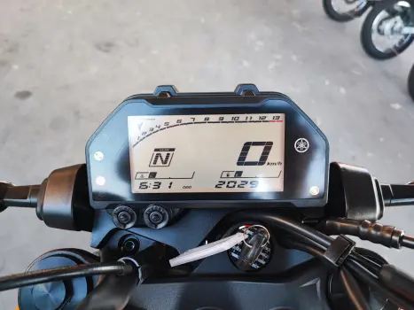YAMAHA MT-03 300 ABS, Foto 2