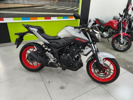 YAMAHA MT-03 300 ABS, Foto 2