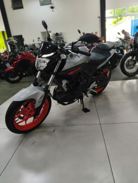 YAMAHA MT-03 300 ABS, Foto 3