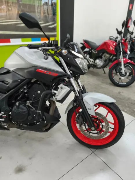 YAMAHA MT-03 300 ABS, Foto 8