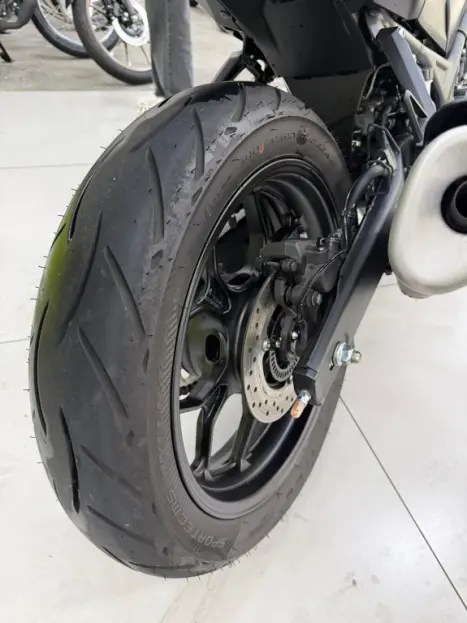 YAMAHA MT-03 300 ABS, Foto 13