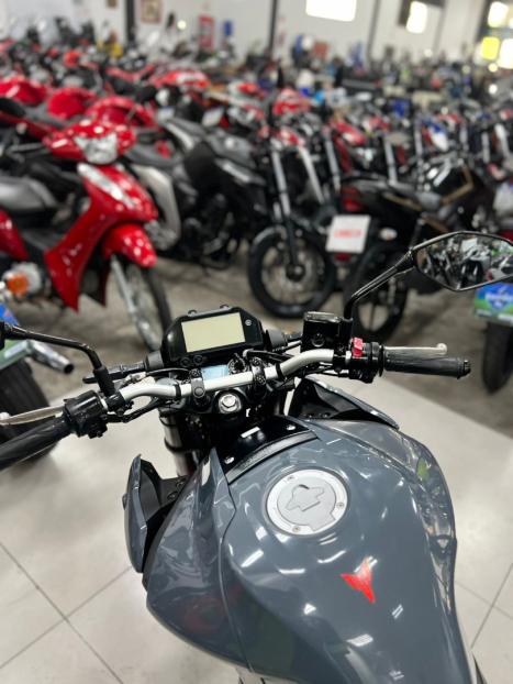 YAMAHA MT-03 300 ABS, Foto 6