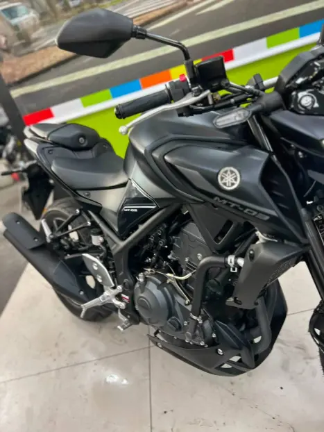 YAMAHA MT-03 300 ABS, Foto 3