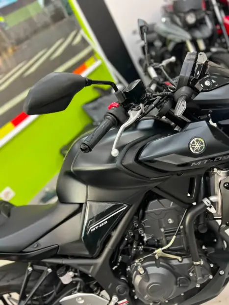 YAMAHA MT-03 300 ABS, Foto 4