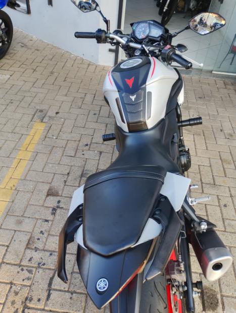 YAMAHA MT-03 300 ABS, Foto 2