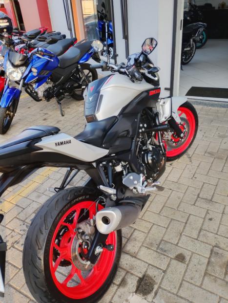 YAMAHA MT-03 300 ABS, Foto 5