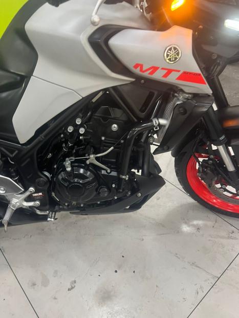 YAMAHA MT-03 300 ABS, Foto 3