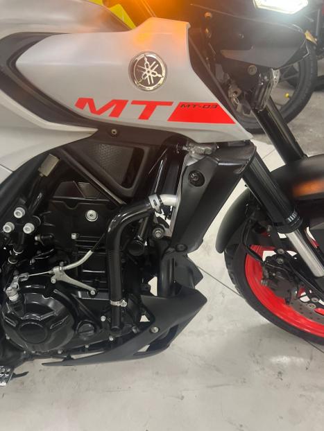YAMAHA MT-03 300 ABS, Foto 4