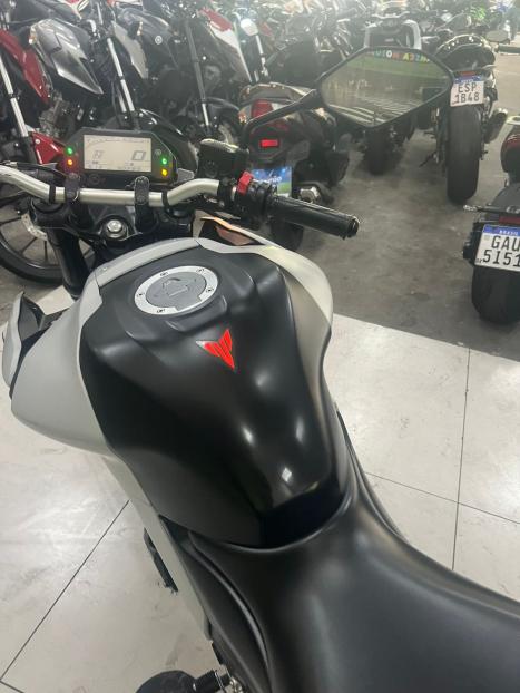YAMAHA MT-03 300 ABS, Foto 6