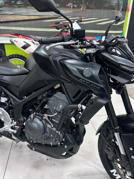 YAMAHA MT-03 300 ABS, Foto 2