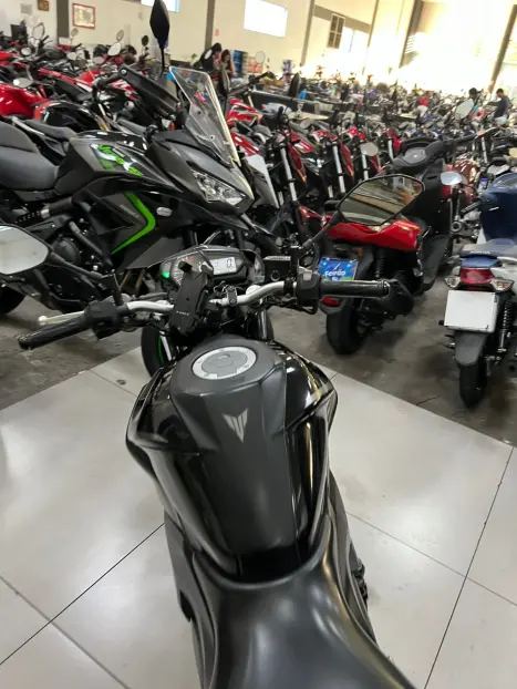 YAMAHA MT-03 300 ABS, Foto 2