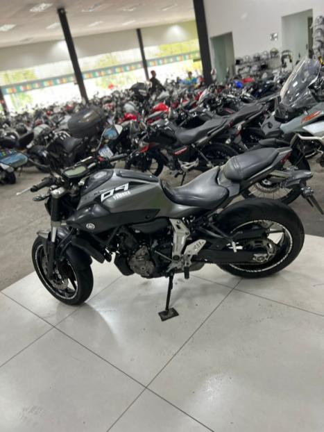 YAMAHA MT-07 700 , Foto 3