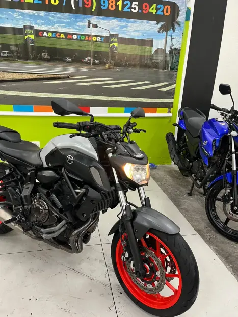 YAMAHA MT-07 700 ABS, Foto 2