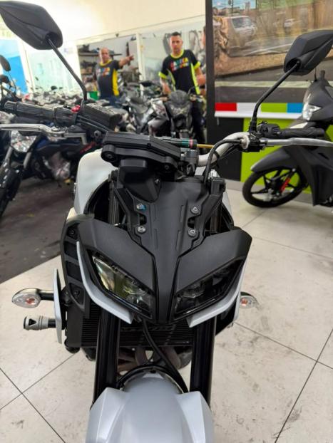 YAMAHA MT-09 850 , Foto 6
