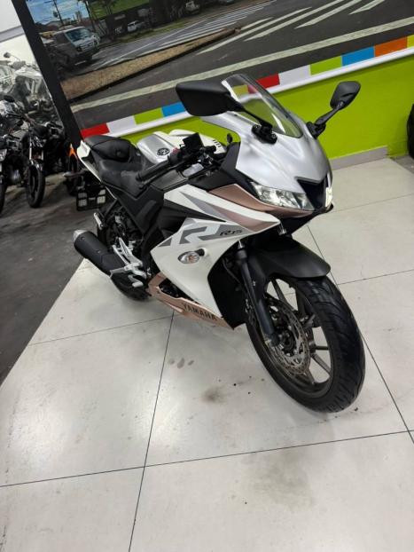 YAMAHA YZF R15 150 , Foto 2