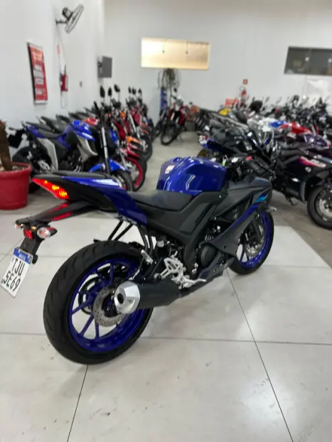 YAMAHA YZF R15 150 ABS, Foto 3