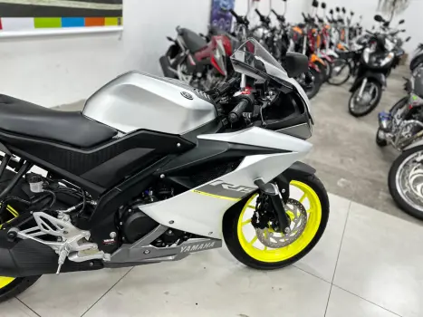 YAMAHA YZF R15 150 ABS, Foto 9 YAMAHA YZF R15 150 ABS, Foto 9