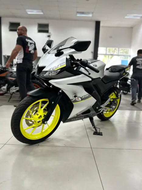 YAMAHA YZF R15 150 ABS, Foto 10 YAMAHA YZF R15 150 ABS, Foto 10