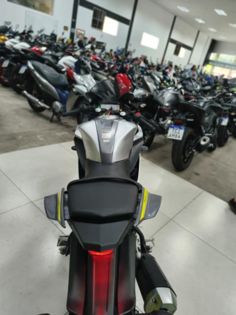 YAMAHA YZF R15 150 ABS, Foto 2