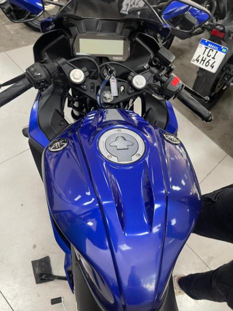 YAMAHA YZF R15 150 ABS, Foto 2