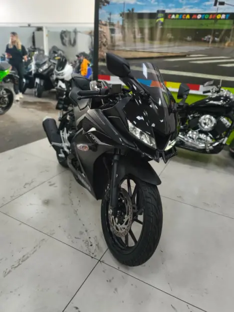 YAMAHA YZF R15 150 ABS, Foto 2