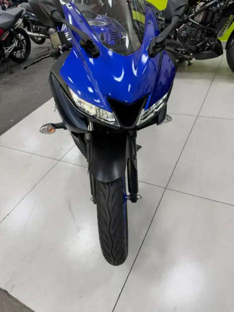 YAMAHA YZF R15 150 ABS, Foto 3