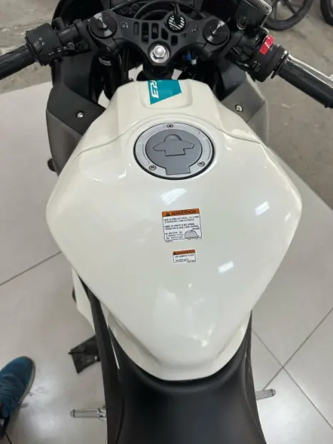 YAMAHA YZF R3 320 ABS, Foto 3