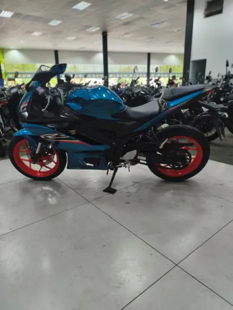 YAMAHA YZF R3 320 ABS, Foto 2