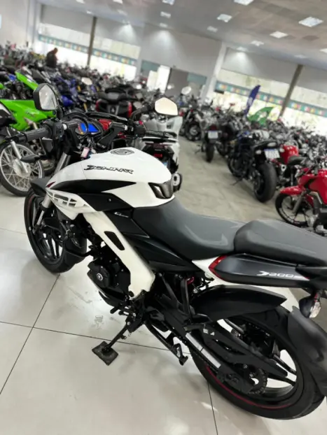BAJAJ Dominar 200 , Foto 3