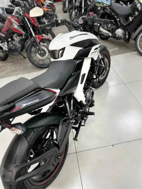 BAJAJ Dominar 200 , Foto 4