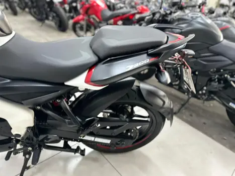 BAJAJ Dominar 200 , Foto 6