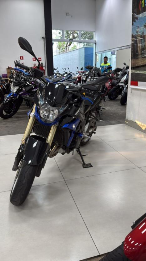SUZUKI GSR 750 , Foto 3