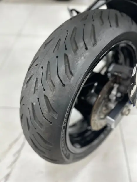 SUZUKI GSR 750 ZA, Foto 3