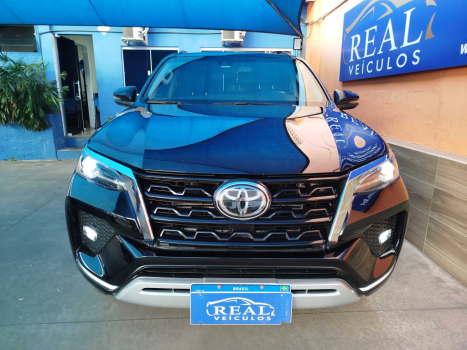 TOYOTA Hilux SW4 2.8 4P SRX 4X4 TURBO DIESEL AUTOMTICO, Foto 5