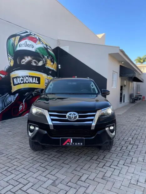 TOYOTA Hilux SW4 2.8 16V 4P SRX 4X4 7 LUGARES TURBO DIESEL AUTOMTICO, Foto 3