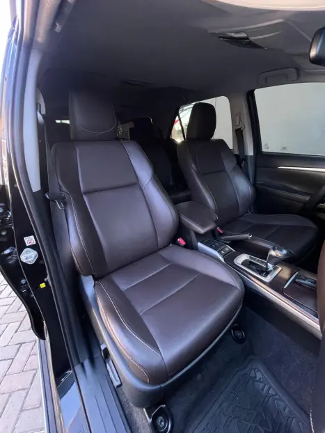 TOYOTA Hilux SW4 2.8 16V 4P SRX 4X4 7 LUGARES TURBO DIESEL AUTOMTICO, Foto 12