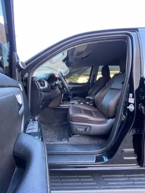 TOYOTA Hilux SW4 2.8 16V 4P SRX 4X4 7 LUGARES TURBO DIESEL AUTOMTICO, Foto 23