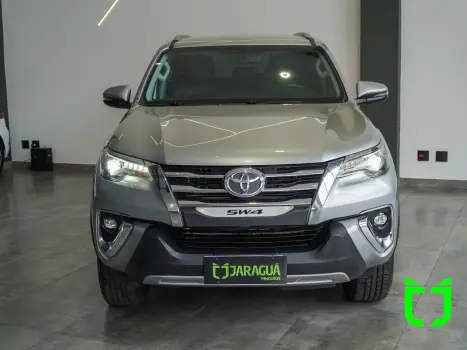 TOYOTA Hilux SW4 2.8 16V 4P SRX 4X4 7 LUGARES TURBO DIESEL AUTOMTICO, Foto 2