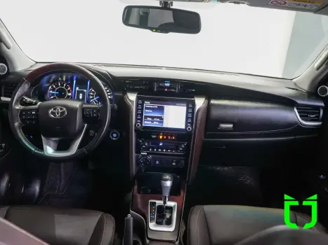 TOYOTA Hilux SW4 2.8 16V 4P SRX 4X4 7 LUGARES TURBO DIESEL AUTOMTICO, Foto 9