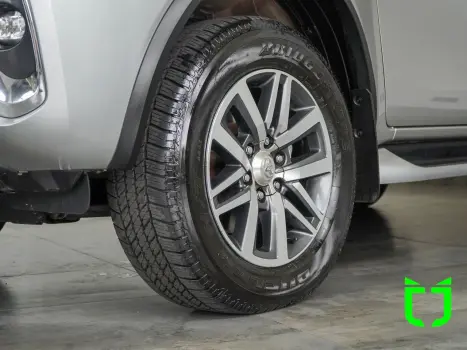 TOYOTA Hilux SW4 2.8 16V 4P SRX 4X4 7 LUGARES TURBO DIESEL AUTOMTICO, Foto 22