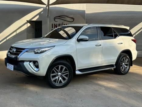 TOYOTA Hilux SW4 2.8 4P SRX 4X4 TURBO DIESEL AUTOMTICO, Foto 3