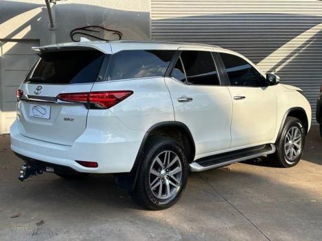 TOYOTA Hilux SW4 2.8 4P SRX 4X4 TURBO DIESEL AUTOMTICO, Foto 4