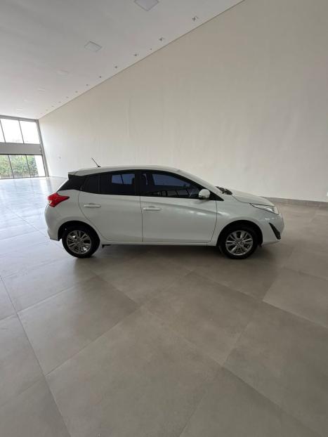 TOYOTA Yaris Hatch 1.5 16V 4P FLEX XL PLUS CONNECT MULTIDRIVE AUTOMTICO CVT, Foto 3