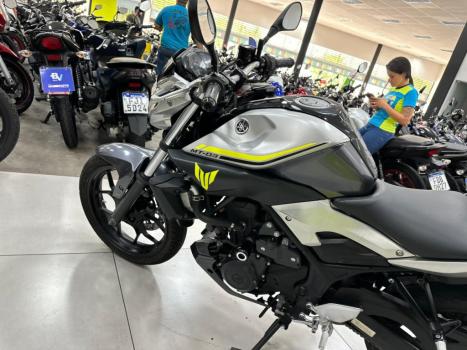 YAMAHA MT-03 300 , Foto 3