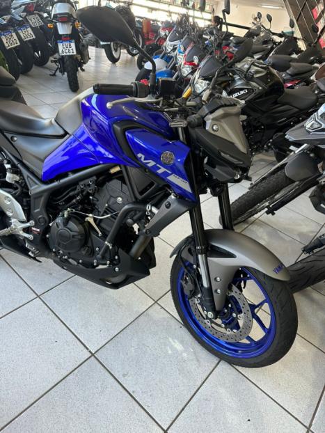 YAMAHA MT-03 300 ABS, Foto 3