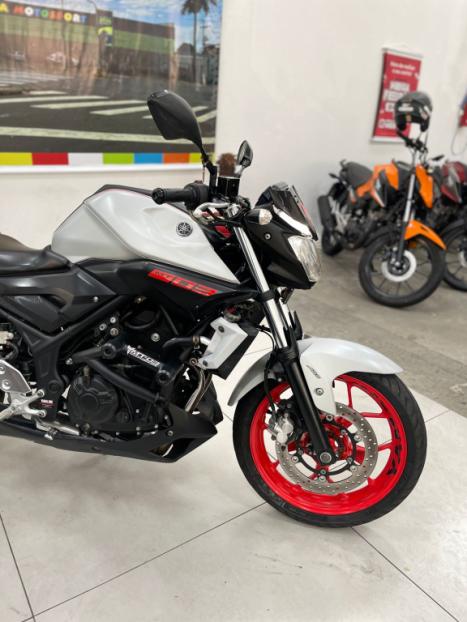 YAMAHA MT-03 300 ABS, Foto 2