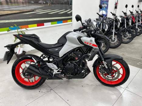YAMAHA MT-03 300 ABS, Foto 6